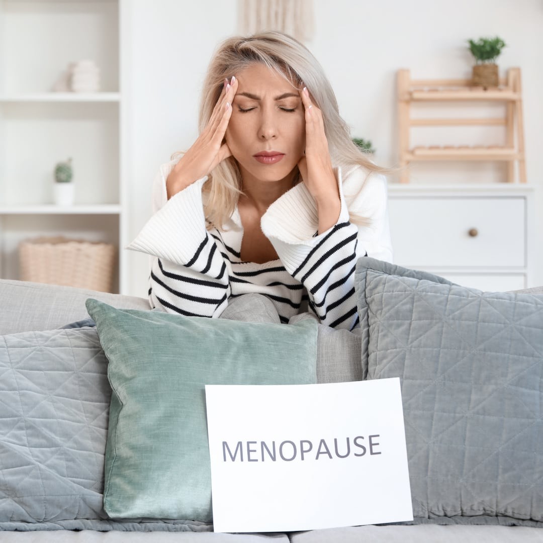 Mujer afrontando los sintomas de la menopausia